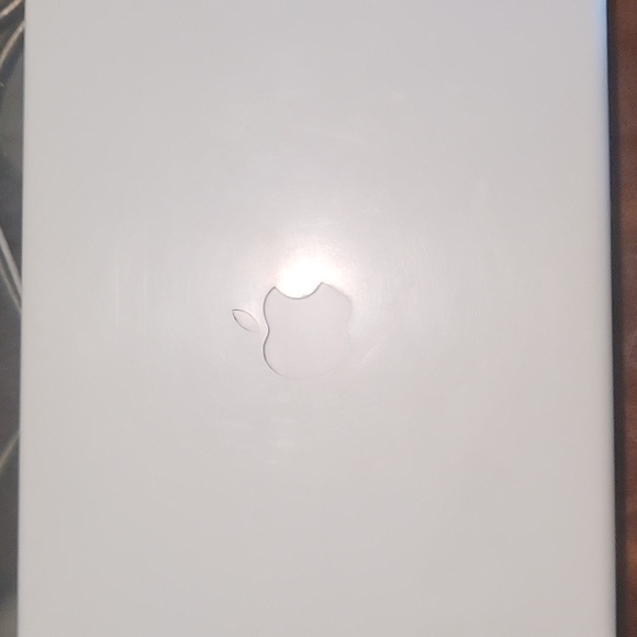 Apple laptop iconic year 2004 white used